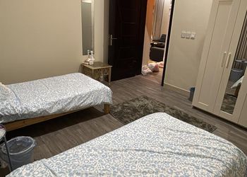 شقة بغرفة معيشة وغرفتين نوم 