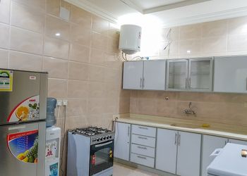 استراحة بألعاب أطفال وملعب كرة قدم