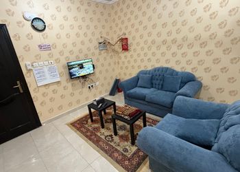 شقة بثلاث اسرة وجلسة جانبية 