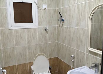 استديو بسرير ماستر وأثاث مريح 