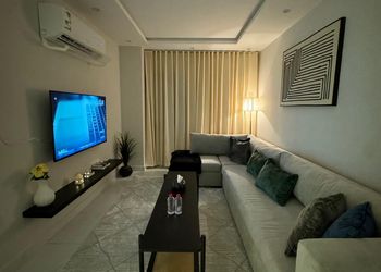 شقة بصالة أنيقة ودخول ذاتي