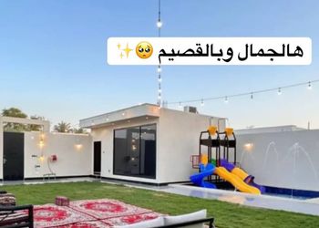 شاليه بجلسة مطلة على مسبح 