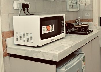 استديو بأثاث مريح وبسيط 