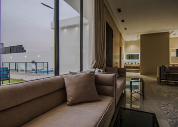 شاليه بمسطح اخضر و مسبح