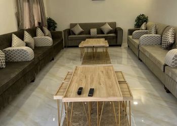 شاليه بجلسة تطل على مسبح خارجي 