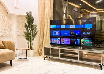 شاليه بمسطح اخضر ومسبح ألعاب مائية