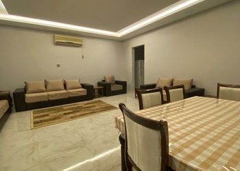 مزرعة بجلسة خارجية وألعاب أطفال 