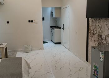 استديو بأثاث مريح وبسيط 