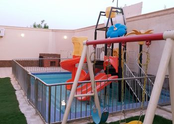 شاليه بجلسة خارجية والعاب مائية