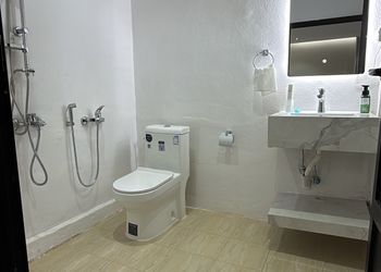 شاليه بمسطح اخضر وجلسة خارجية 