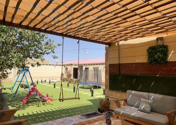 استراحة بمسطح اخضر ومجالس