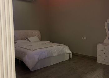 شاليه بمسطح اخضر ومسبح 