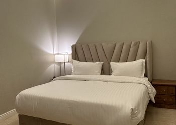 شاليه بصالة تطل على مسطح اخضر