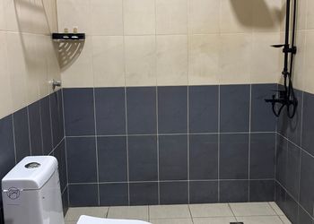 ثلاث غرف وصاله ومطبخ وحمام
