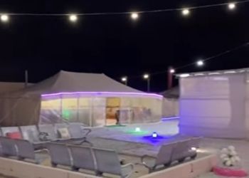 مخيم  بجلسة خارجية وبيت شعر 