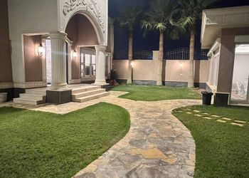 شاليه بمسطح اخضر وجلسة خارجية 
