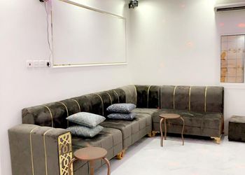 شاليه بمسبح خارجي بحاجز ومسطحات خضراء