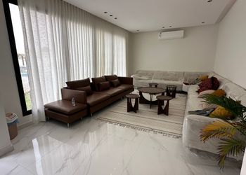شاليه بمسطح اخضر ومسبح 