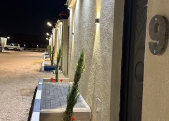 شقة بمجلس وغرفتين نوم 
