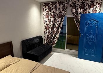 شاليه بمسطح اخضر وجلسة خارجية 