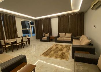 مزرعة بجلسة خارجية وألعاب أطفال 