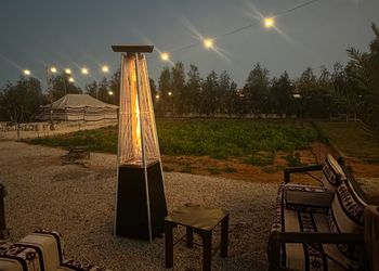 مزرعة بمسطح اخضر وجلسة