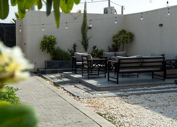 شاليه بمسطح اخضر وجلسة خارجية 