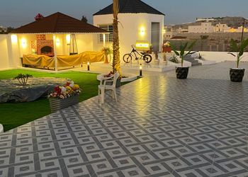 استراحة بمجلس وفناء خارجي 