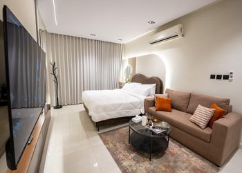 استديو بأثاث مريح وبسيط 