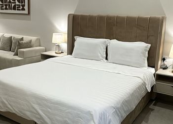 استديو بأثاث مريح وبسيط