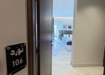 استديو بسرير ماستر وجلسة جانبية