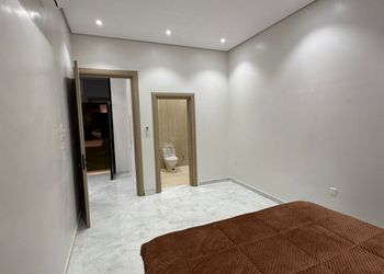 شاليه بمسطح اخضر ومسبح 
