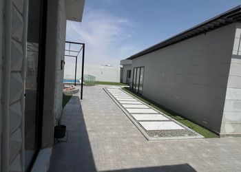 شاليه بمسبح وجلسة خارجية