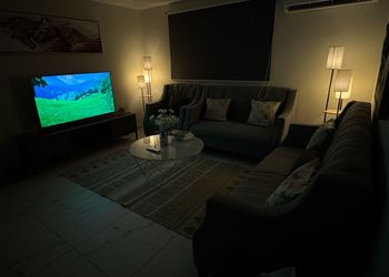 شقة بغرفة معيشة وغرفة نوم