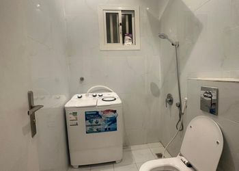 شقة بغرفة معيشة وغرفتين نوم 