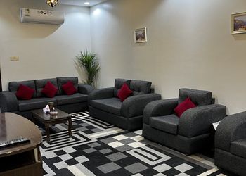 شقة واسعة بصالة وثلاث غرف نوم 