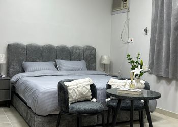 استديو بسرير ماستر وأثاث مريح 