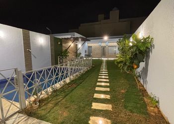 شاليه بجلسة تطل على مسبح خارجي 