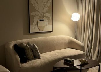 استديو بأثاث مريح وبسيط 