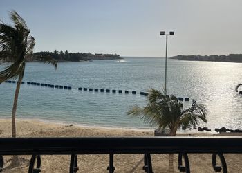 شقة بصالة مطلة  على البحر 