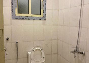استديو بسرير مفرد وأثاث مريح 