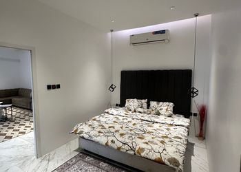 شاليه بمسطح اخضر ومسبح 