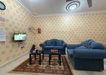 شقة بثلاث اسرة وجلسة جانبية 