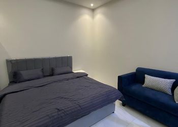 استديو بأثاث مريح وبسيط 