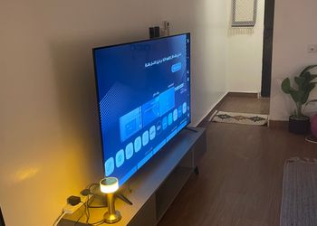 استديو هادئ وبأثاث مريح وبسيط 