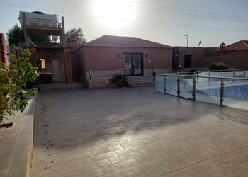 مزرعة بمسطح اخضر و مسبح