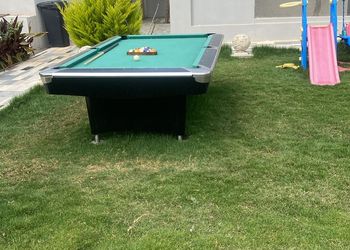 شاليه بحلسة خارجية وألعاب أطفال