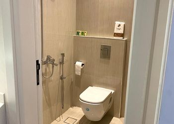 استديو بأثاث مريح وبسيط 