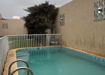 شاليه بمسبح خارجي وجلسة خارجية