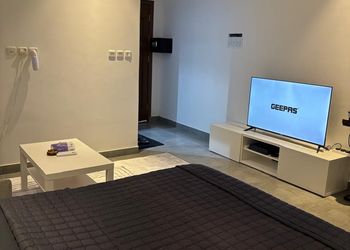 استديو بأثاث مريح وبسيط 